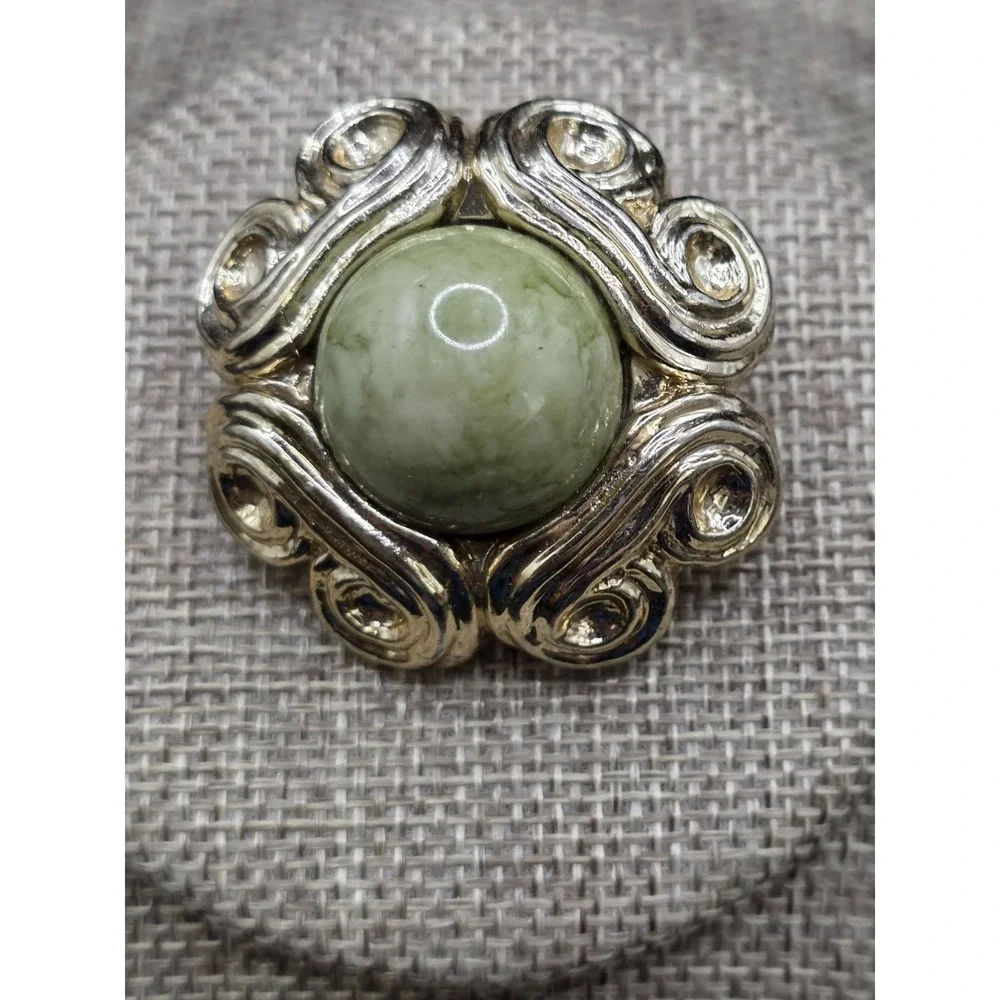 vintage gold-toned brooch jade cabochon Brooch Pin